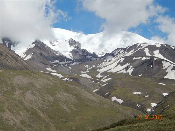на фото: Вид на Эльбрус с запада