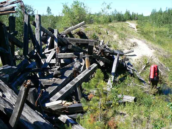 Разрушенный мост весеннними половодьями.