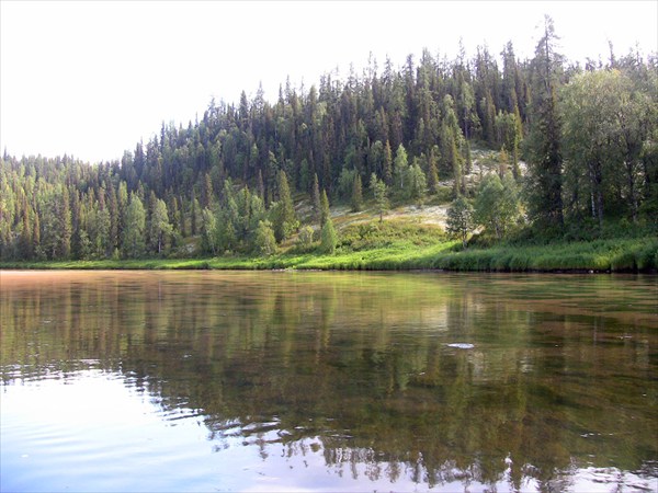Вода настолько чистая, что видно дно.