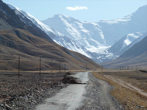 Дорога подымается на плато. Памирский тракт
