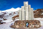 Памятникпавшим воинам на фоне Эльбруса