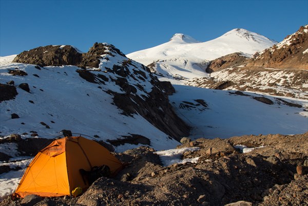 Палатка на 3100 с видом на Эльбрус