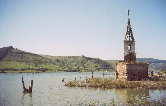 озеро Bezid, затопленная церковь