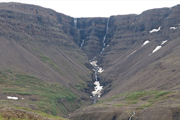 Прямо напротив - склон с водопадами высотой в пару сотен метров