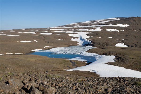 Наверху многие озера в конце июля все еще подо льдом