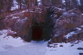 Вход в пресловутую медвежьегорскую пещеру