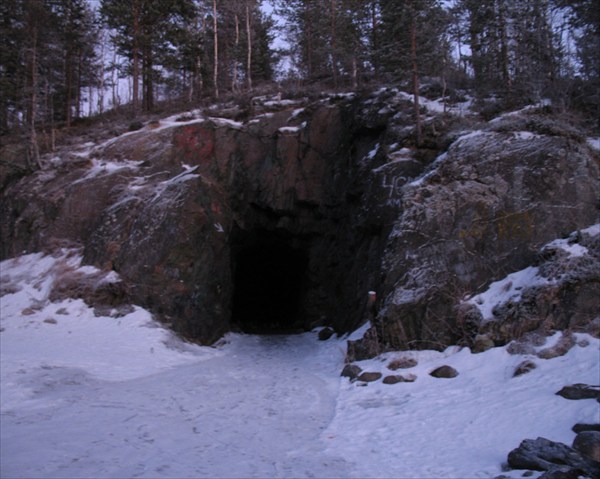 Вход в пресловутую медвежьегорскую пещеру