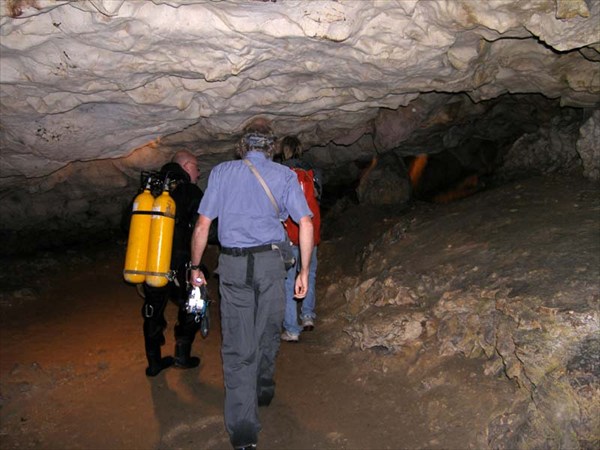 Французские спелеологи во французской пещере.