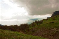 Вид на Элькх-Кая и Чатыр-Даг с Демерджи