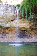 В озере с водопадом.