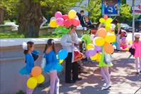 Город празднует слет пионерии.