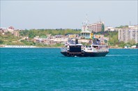 Паром туда-сюда.