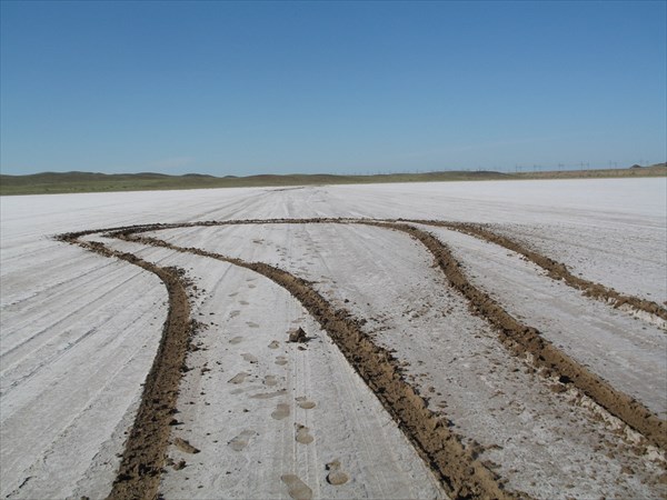 Разворот на соляном поле: можно увязнуть. Фото Ирины Агашкиной.