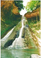 водопад в горах-водопад Гегский