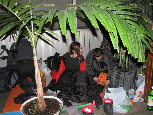 Ночевка под пальмами на ж/д вокзале Твери