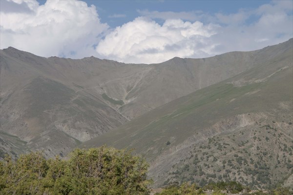 Видна тропа на Алаудинский перевал