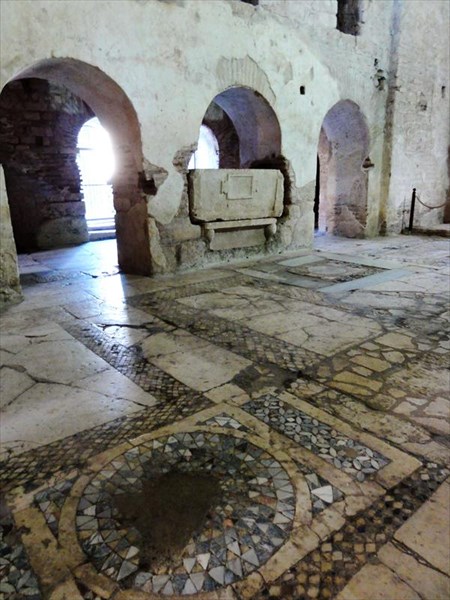 Мозаичный пол, оставшийся от античного храма Артемиды