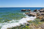 Солнце и прибой. И так три дня. В море неспокойно
