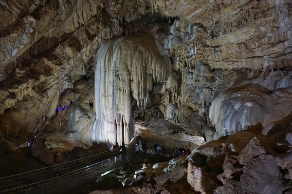 Каменный водопад в Новоафонской пещере