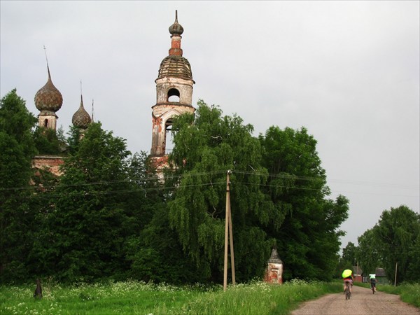 Проезжаем мимо церкви в Боровицах