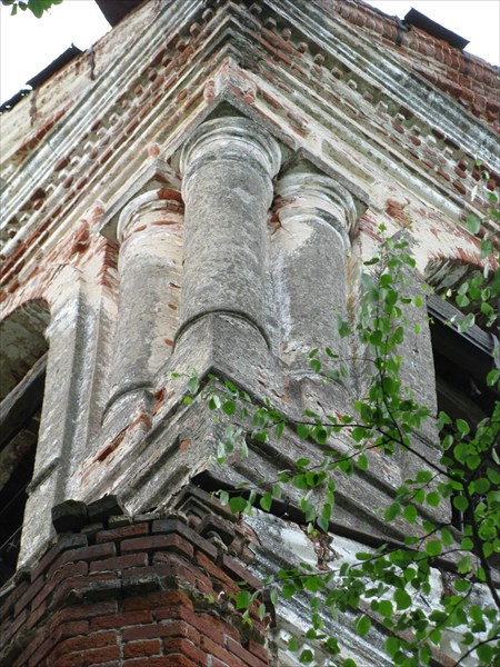Колонны церкви в Талицах