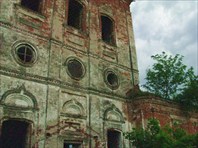 Заброшенная церковь в деревне Зверинец