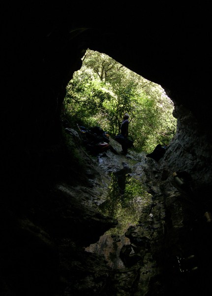 Вид изнутри пещеры.