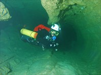 Люба Гоморева, вид в полупрофиль в полный рост-пещера Бум Дес Анж