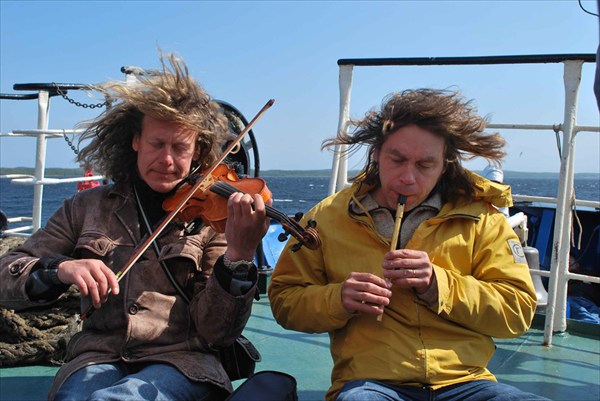 Финские гости исполняют на палубе тему из `Титаника`