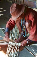 Для плетения используется бамбук и специальная лиана