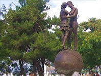 Скульптура влюбленной пары-Фонтан "Влюбленные сердца"