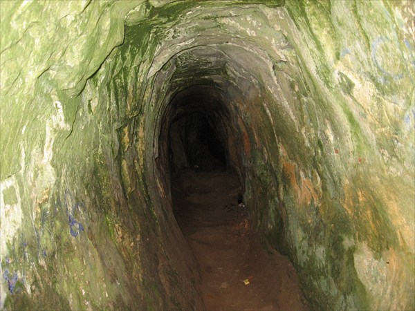 Пещеры в крепости Тустань