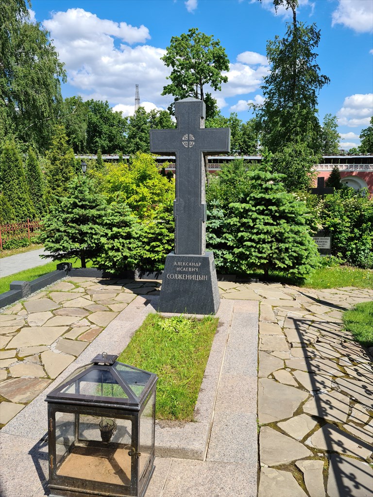 Солженицын похоронен. Могила Солженицына могила Солженицына. Могила Солженицына на Донском. Могила Солженицына на Донском кладбище.