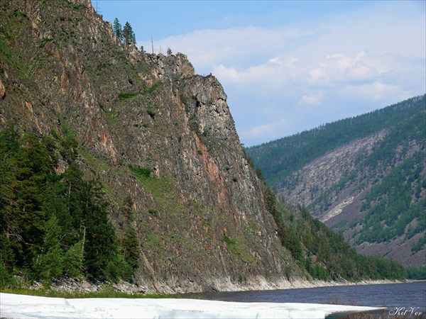 Скалы у притока Тарын