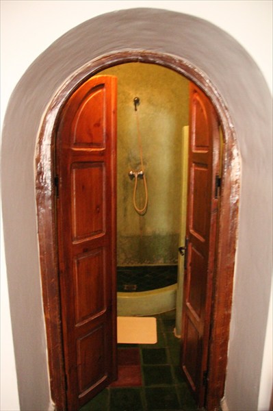 Двери из комнаты в ванную в риаде