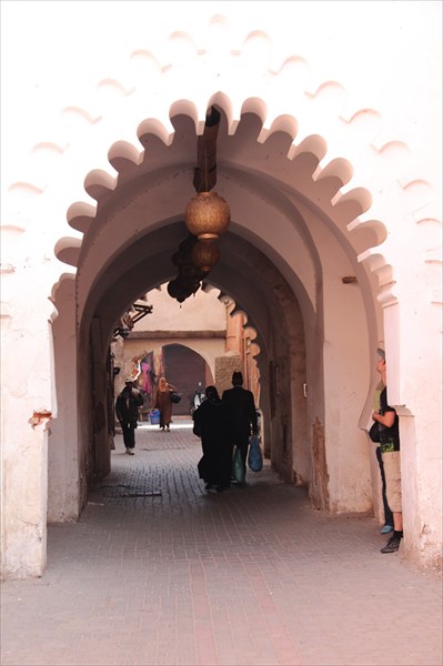 Красивая арка на рынке в Марракеше