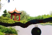 Один из необходимых элементов китайского сада - это вода