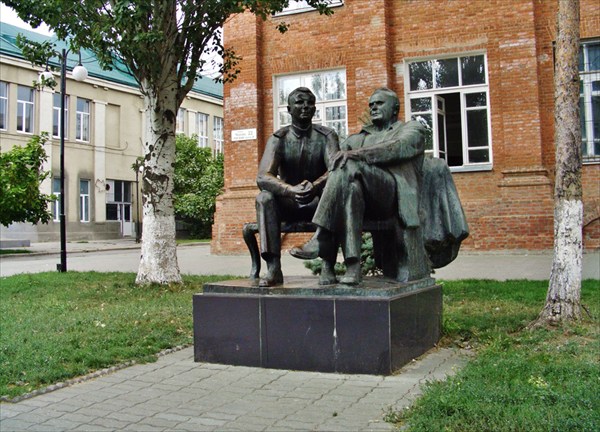 Памятник Королёву и Гагарину.