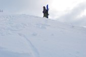 одинокий сноубордист совершает подъем
