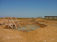 Вот по таким лестницам спускаются в кратер