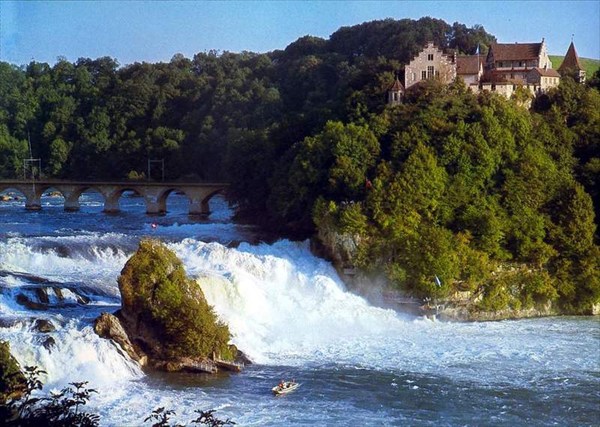 на фото: Рейнский водопад