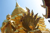Золотой храм на горе в окрестностях Чиенгмая, Северный Таиланд
