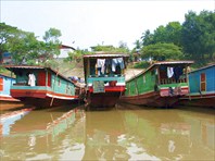 Такие лодки - основной вид общественного транспорта на Меконге