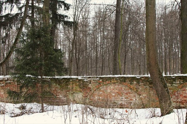 Остатки стены между храмовым комплексом и территорией усадьбы