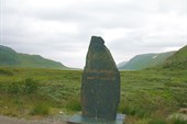 Памятный камень, посвященный открытию дороги на  Нордкин