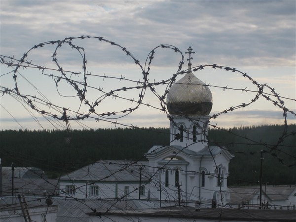 Церковь на территории исправительно-трудовой колонии.