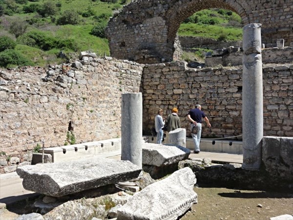 Общественный туалет из мрамора.