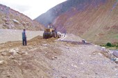 Дороги Тибета строятся на глазах. Но ждать нужно несколько часов