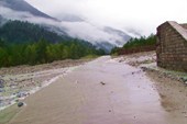Дорогу в Тибете пересекает настоящая река