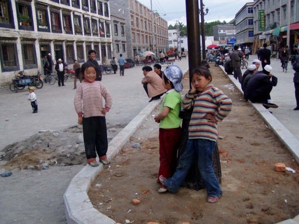 Дети на улице Лхасы